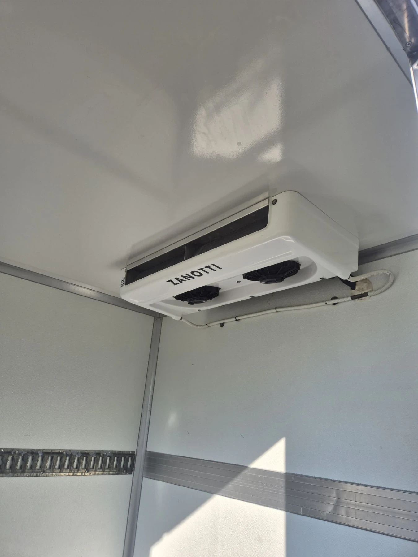 Iveco Daily 3.0 , 150 к.с. падащ борд, хладилен , двойна гума, снимка 12 - Бусове и автобуси - 55641781