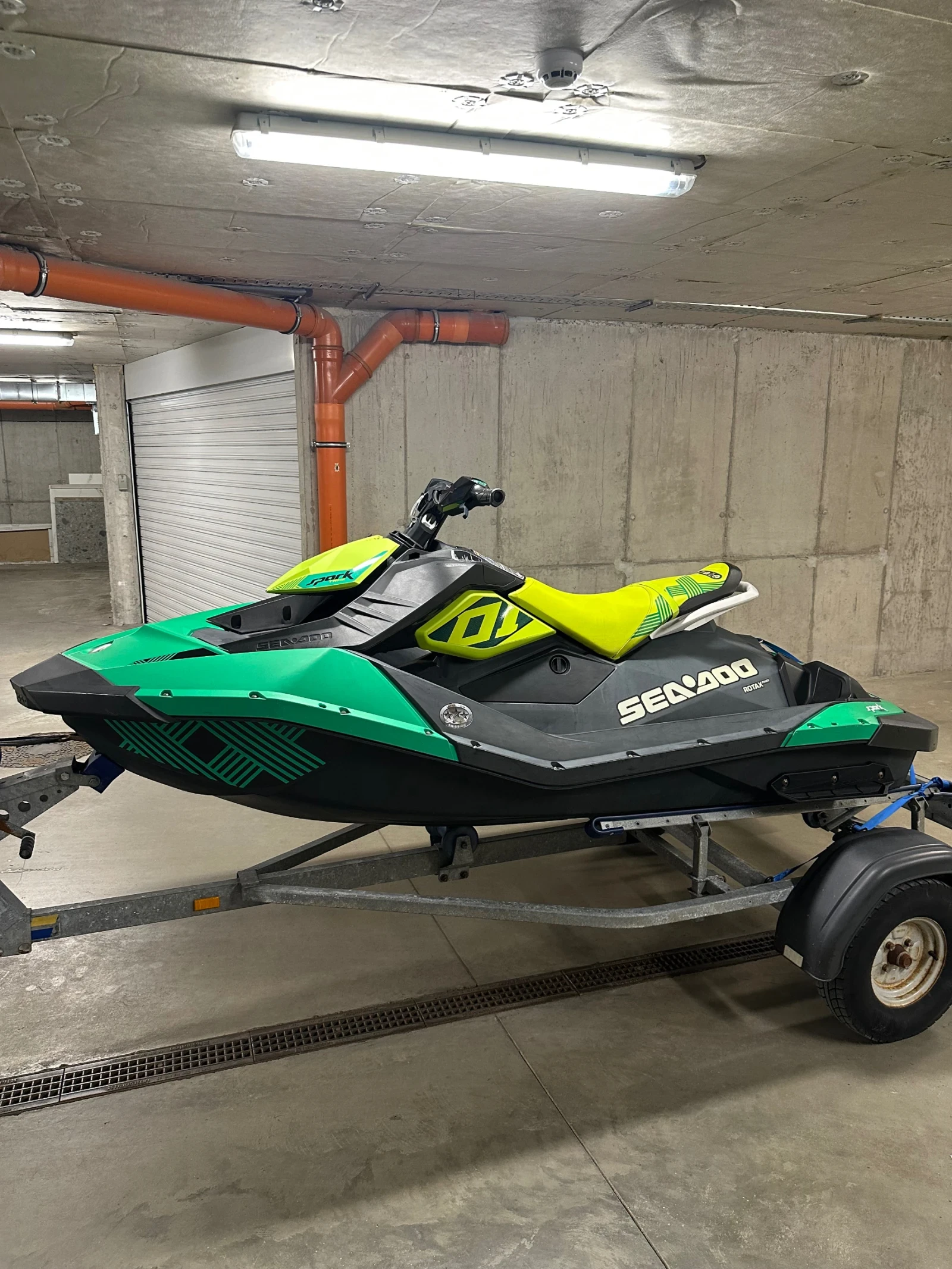 Джет Bombardier Sea Doo Spark Trixx, снимка 4 - Воден транспорт - 53857860