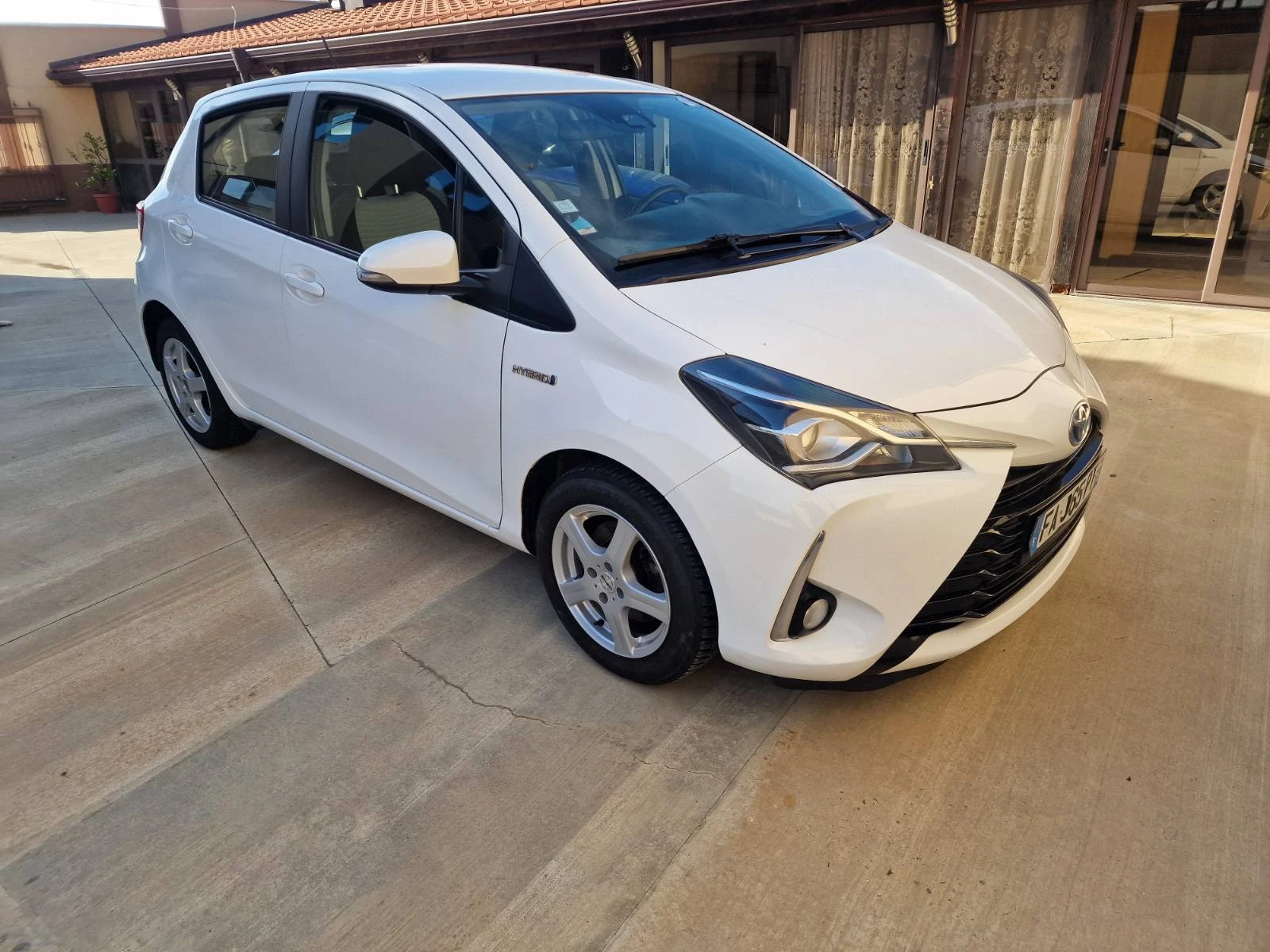 Toyota Yaris 1.5 Hybrid e-CVT - изображение 4