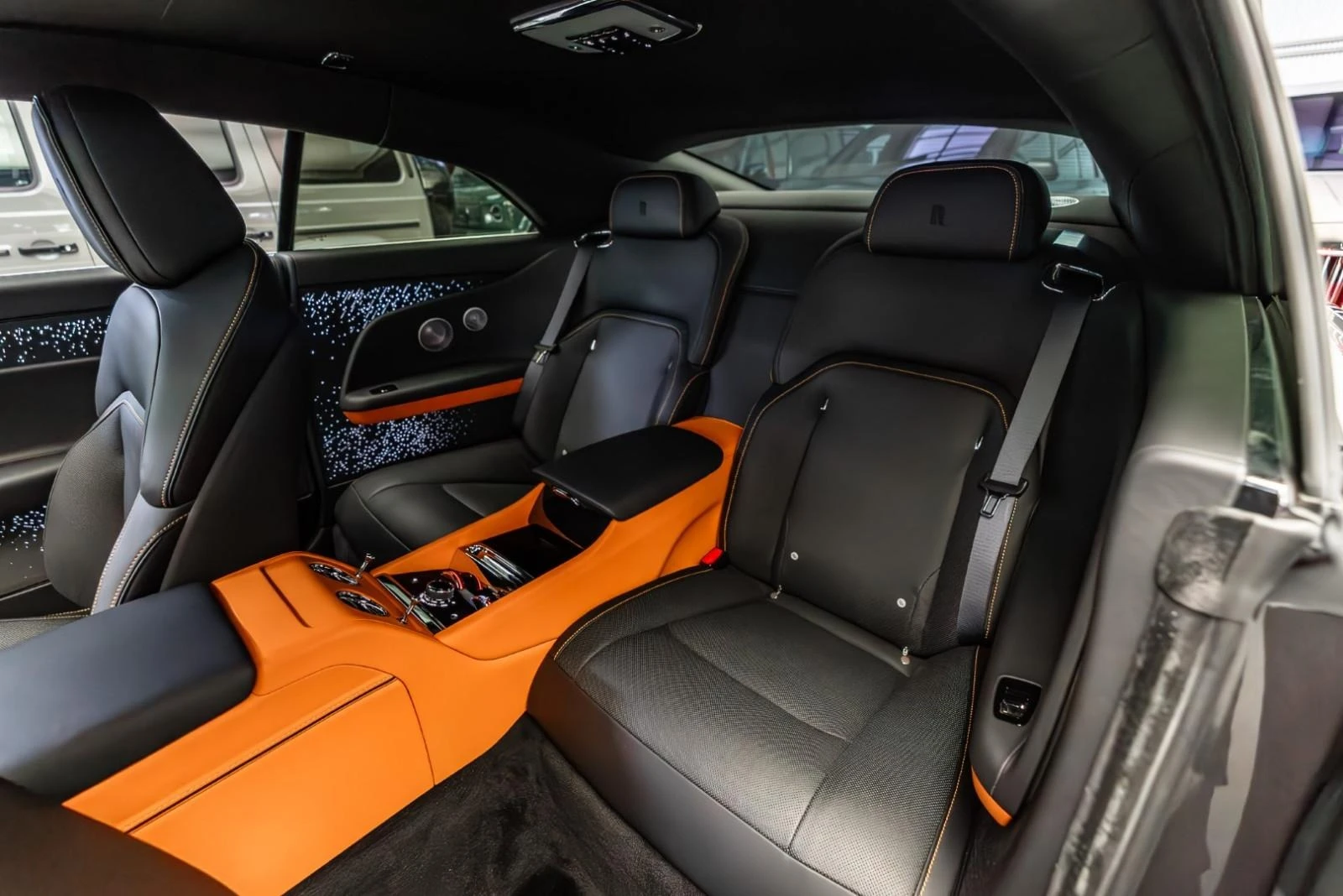 Rolls-Royce Spectre  - изображение 10