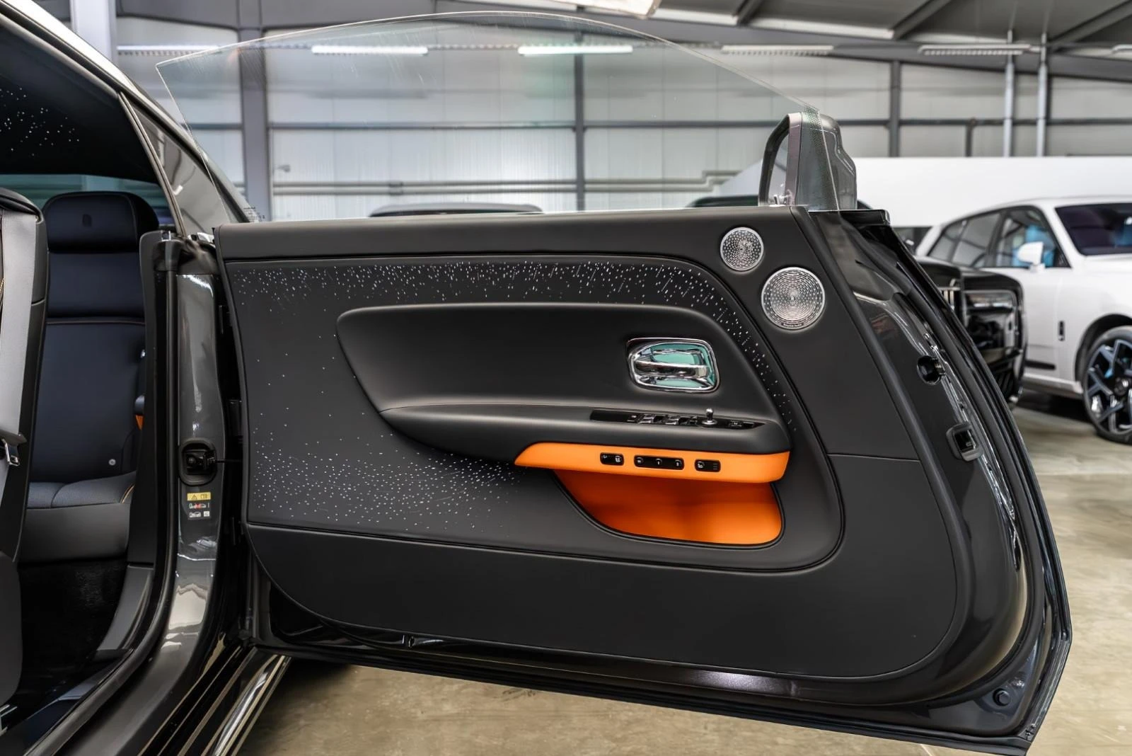 Rolls-Royce Spectre  - изображение 8