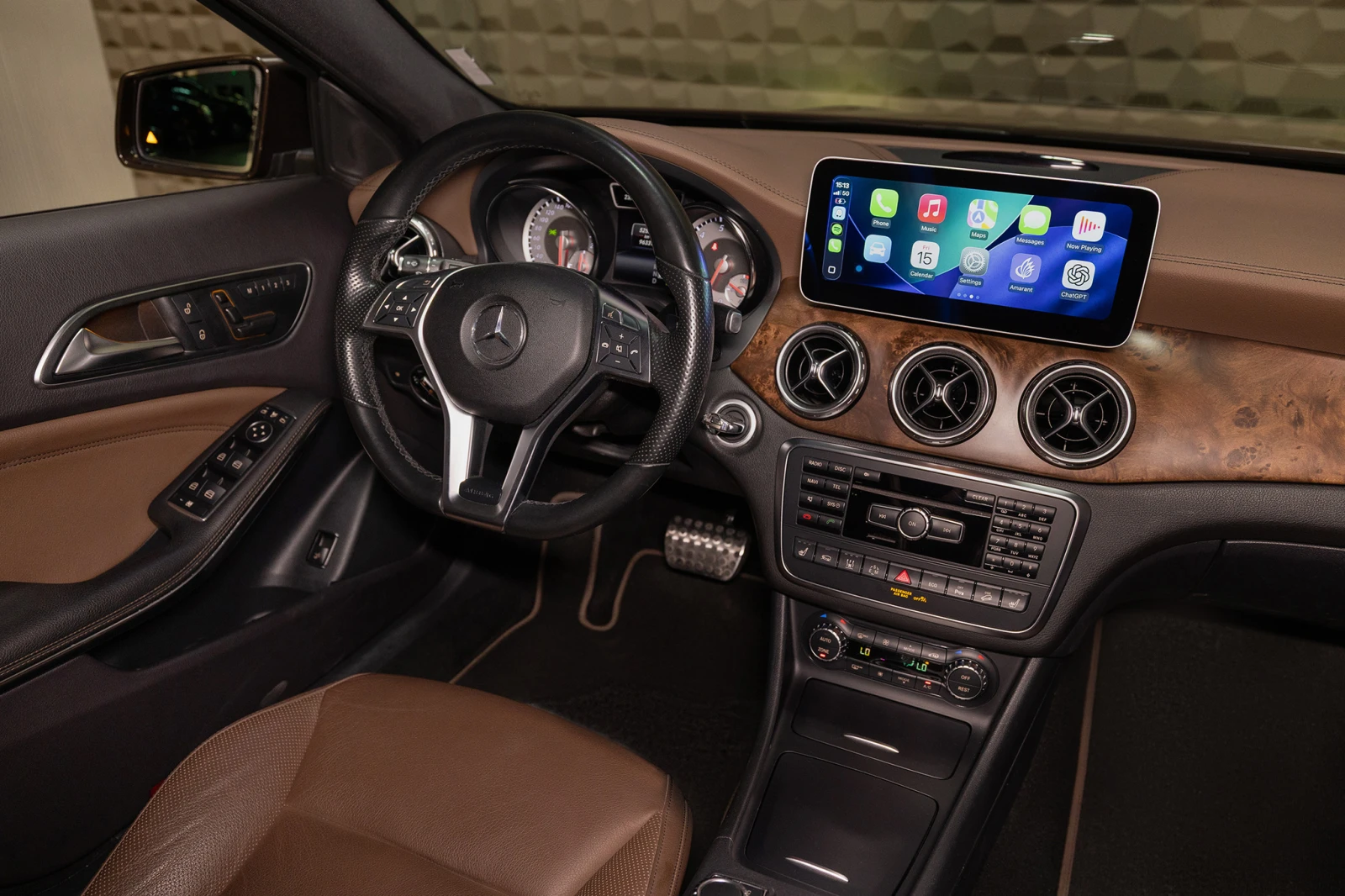 Mercedes-Benz GLA 250 Panorama| Подгрев| CarPlay| Гаранция, снимка 11 - Автомобили и джипове - 56176030