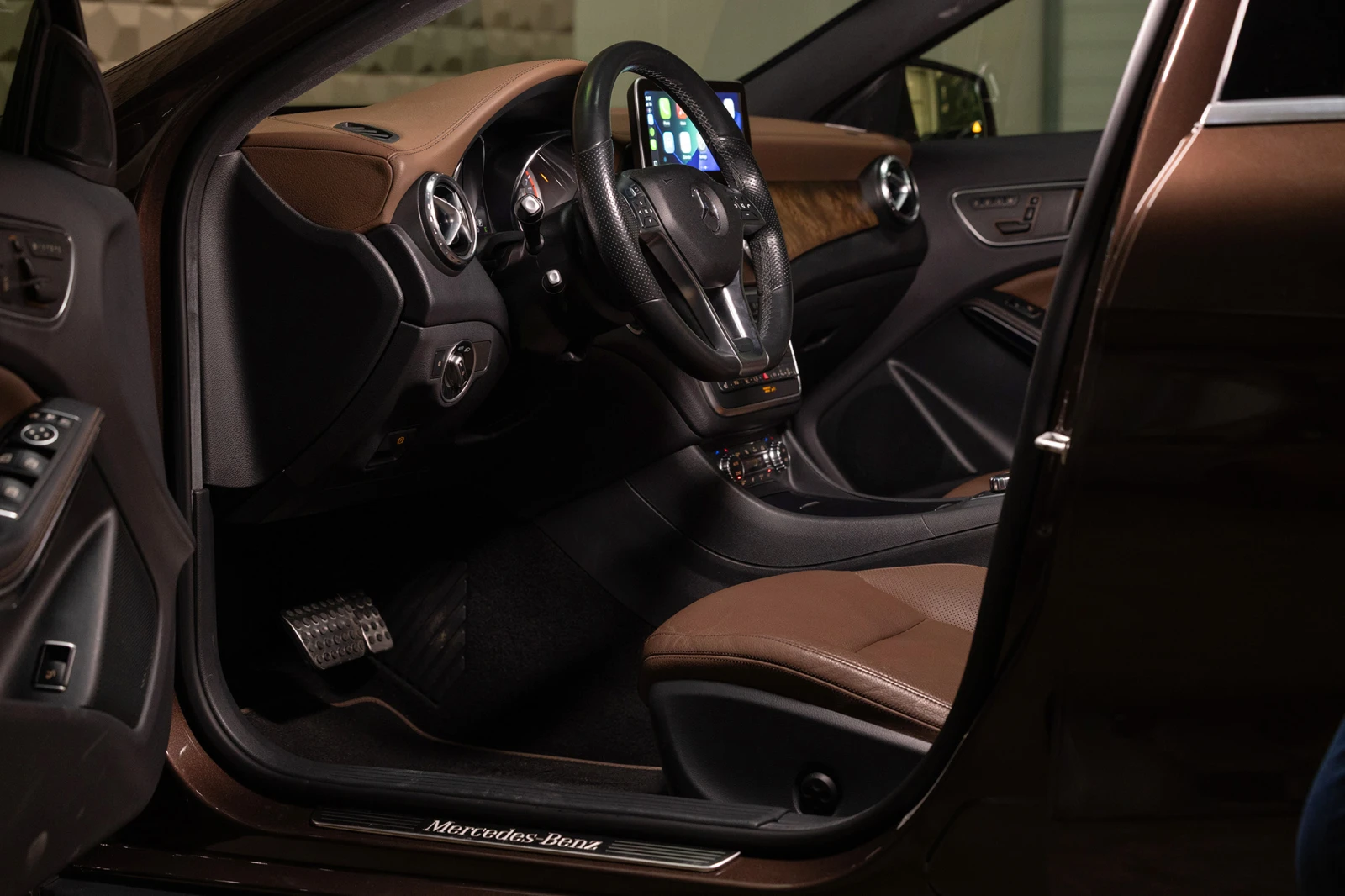 Mercedes-Benz GLA 250 Panorama| Подгрев| CarPlay| Гаранция, снимка 7 - Автомобили и джипове - 56176030