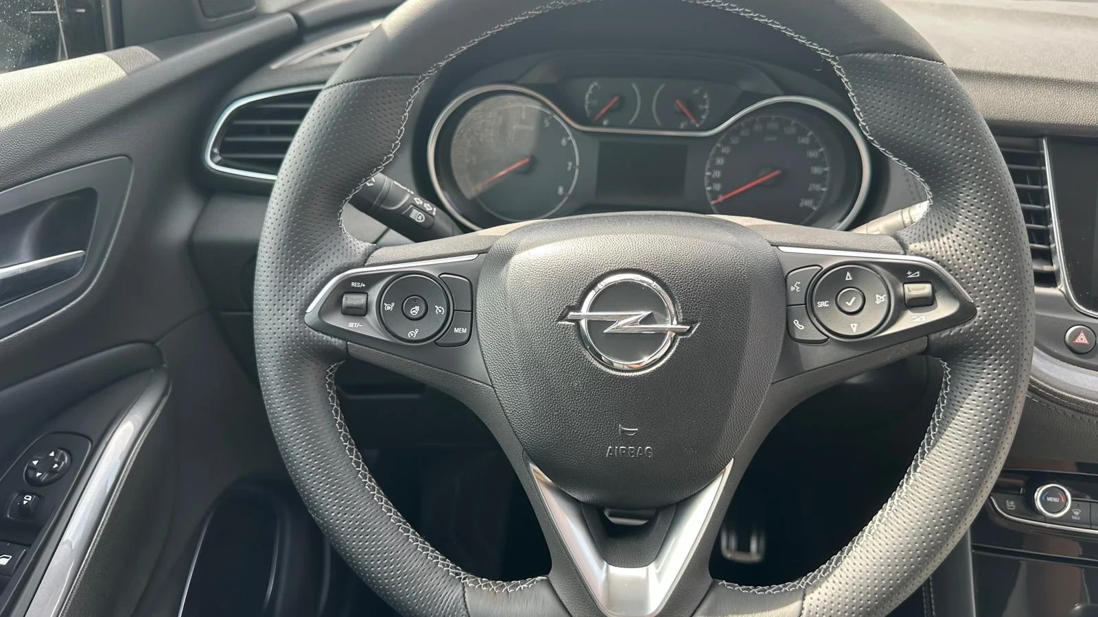 Opel Grandland X, снимка 2 - Автомобили и джипове - 56482553