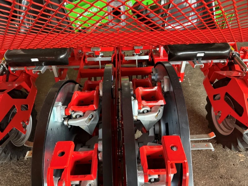 Специализирани машини Разсадопосадъчни машини Разсадо-Посадъчна Машина Checchi&Magli модел Wolf , снимка 3 - Селскостопанска техника - 52836135