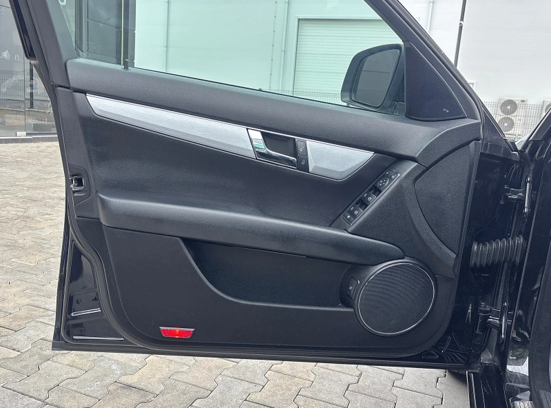 Mercedes-Benz C 230 i Avantgarde , снимка 12 - Автомобили и джипове - 52060129