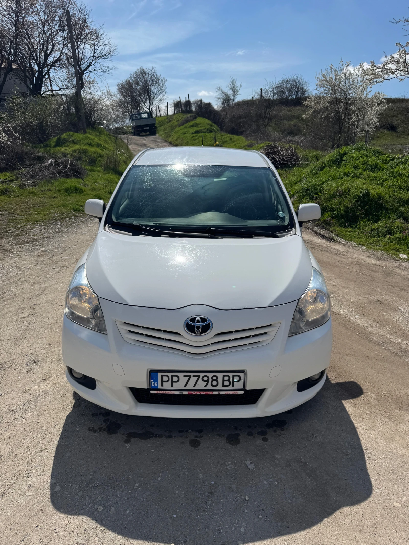 Toyota Verso 2.0 D4D, снимка 2 - Автомобили и джипове - 53414943