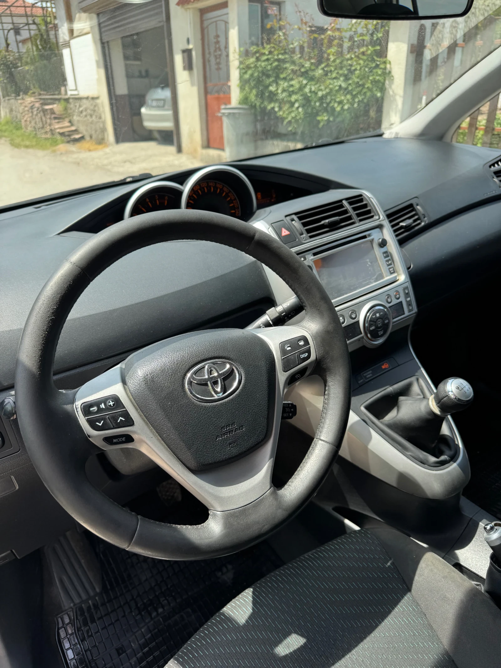 Toyota Verso 2.0 D4D, снимка 7 - Автомобили и джипове - 53414943