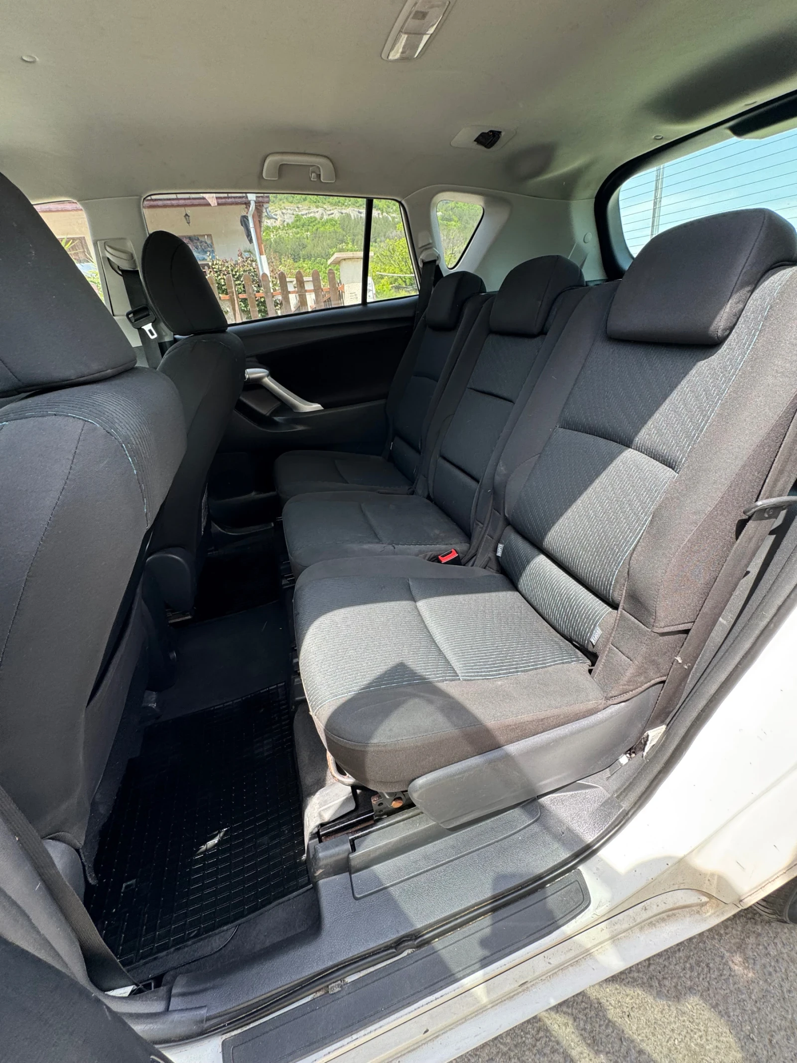 Toyota Verso 2.0 D4D, снимка 9 - Автомобили и джипове - 53414943