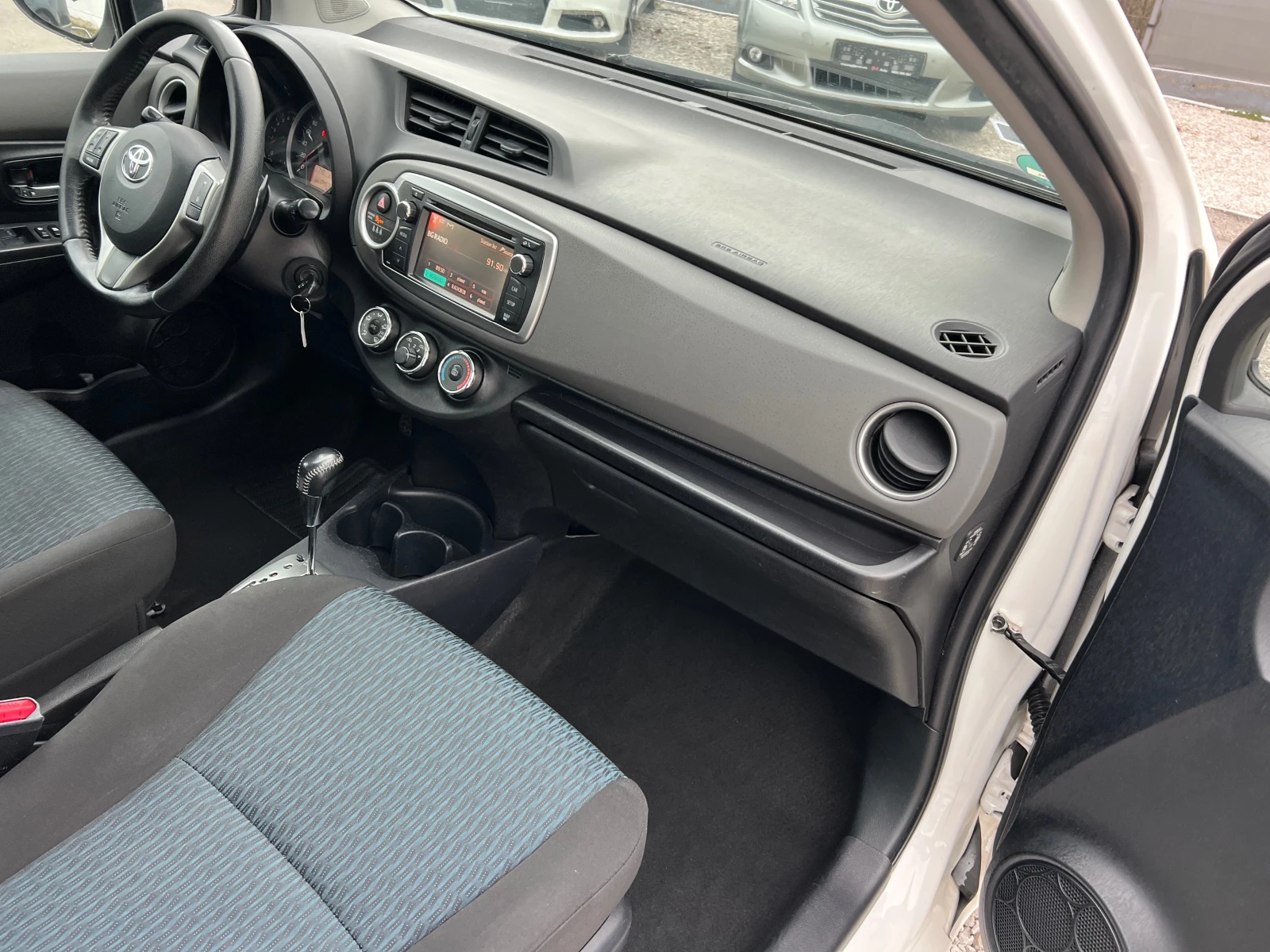 Toyota Yaris 1.3-АВТОМАТИК, снимка 12 - Автомобили и джипове - 54033449