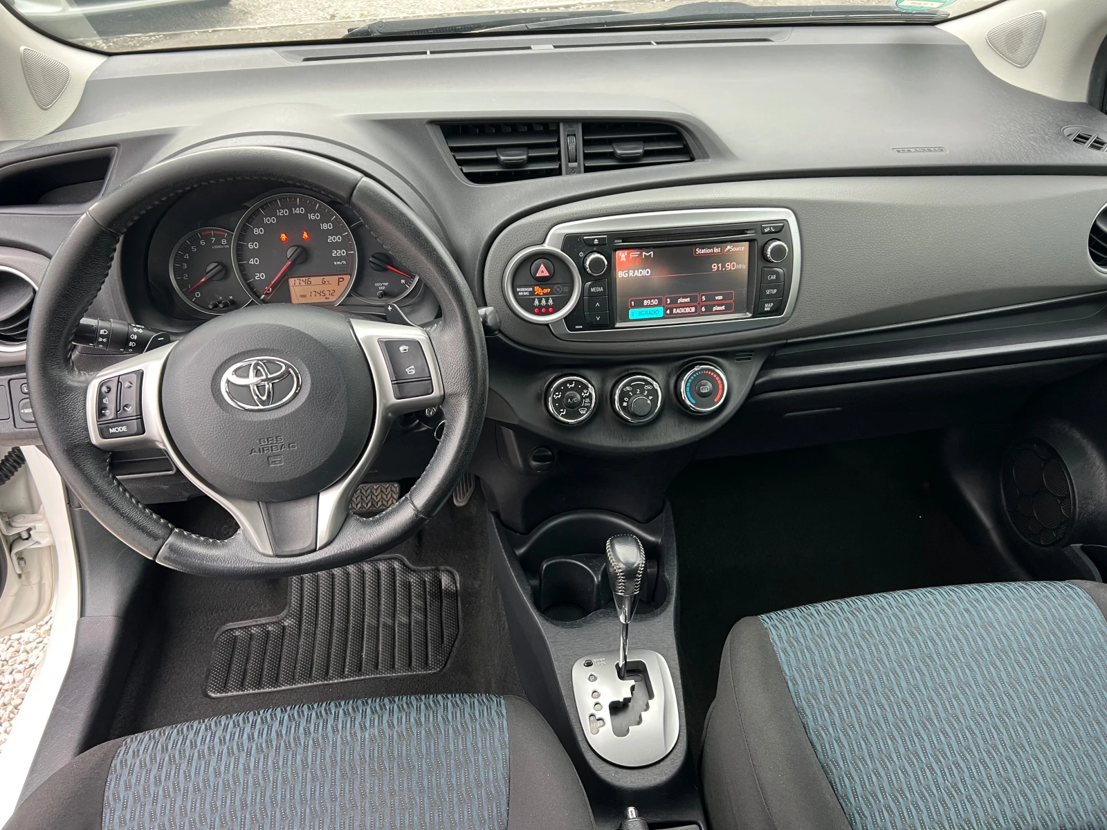 Toyota Yaris 1.3-АВТОМАТИК, снимка 9 - Автомобили и джипове - 54033449