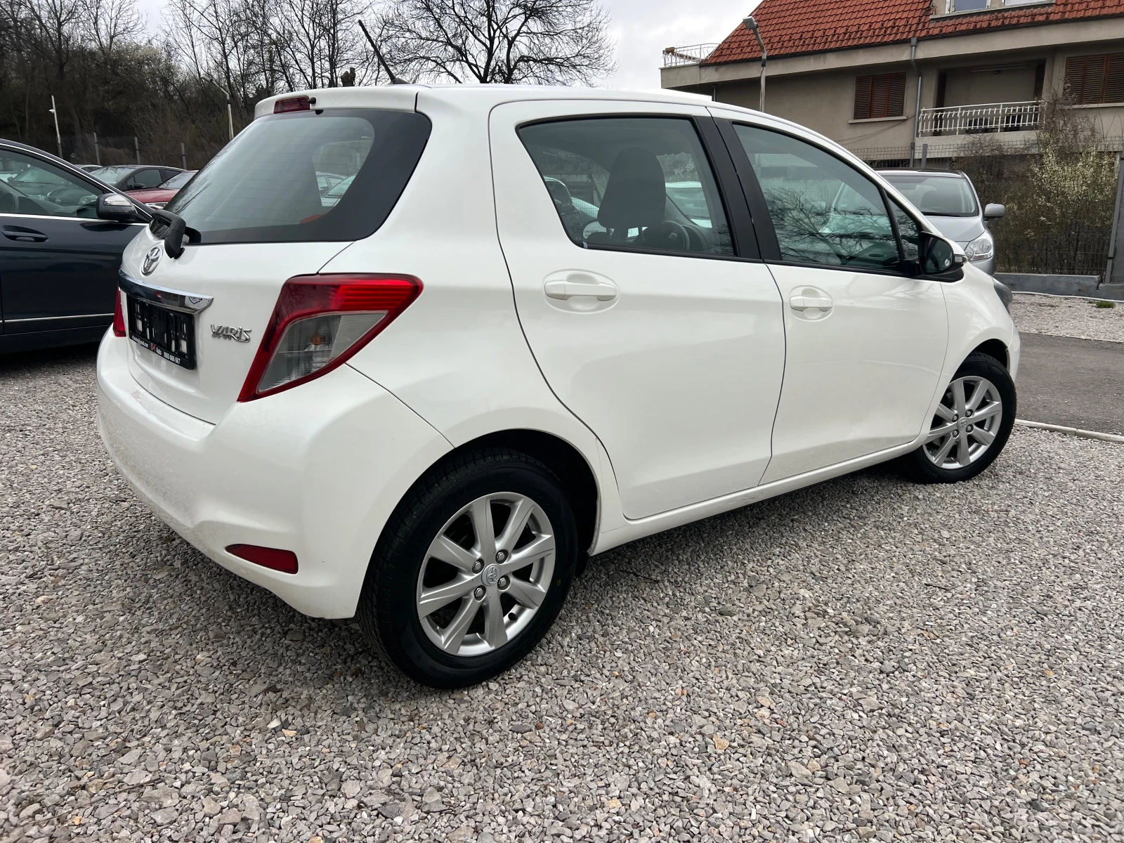 Toyota Yaris 1.3-АВТОМАТИК, снимка 4 - Автомобили и джипове - 54033449