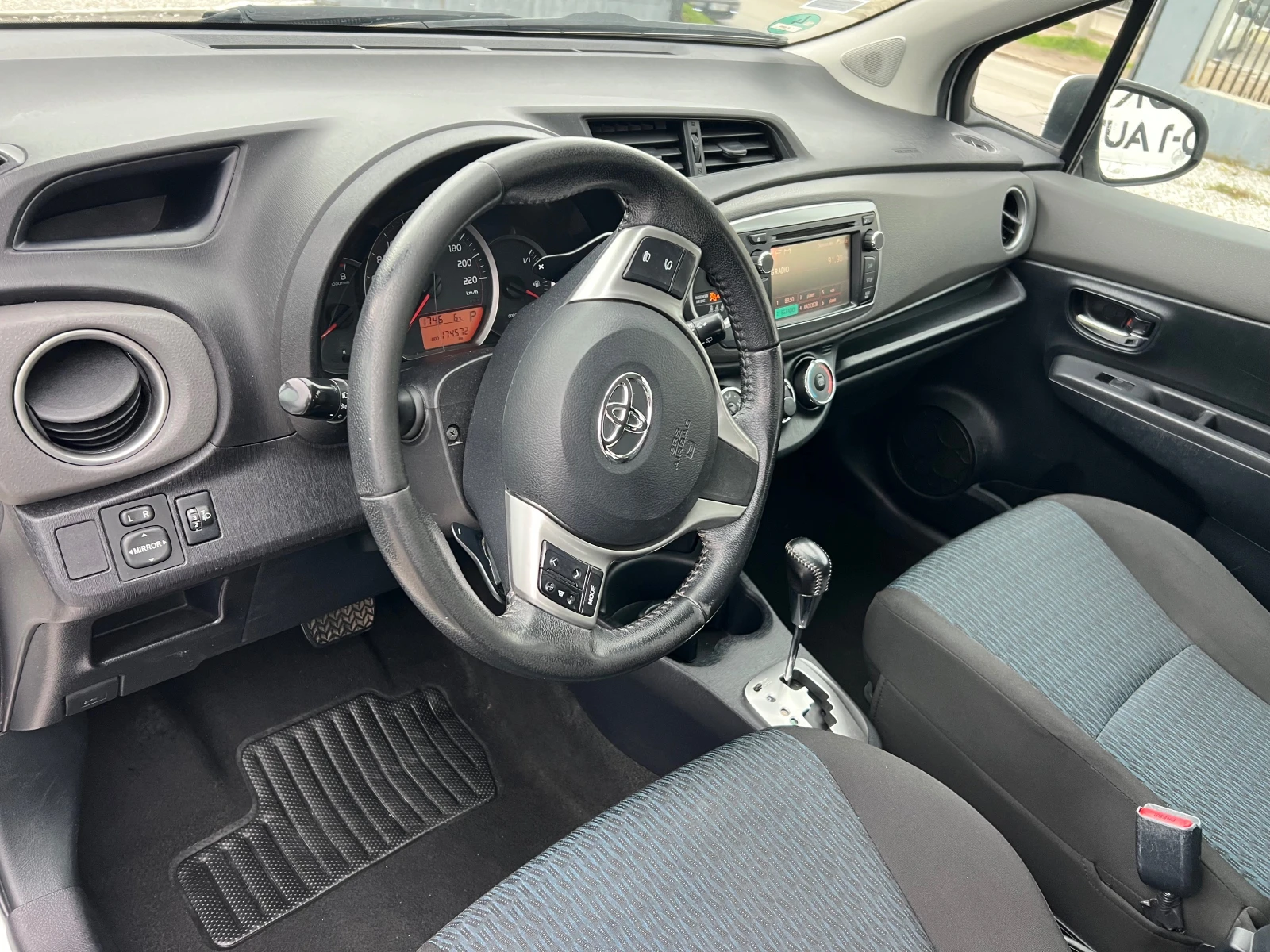 Toyota Yaris 1.3-АВТОМАТИК, снимка 11 - Автомобили и джипове - 54033449