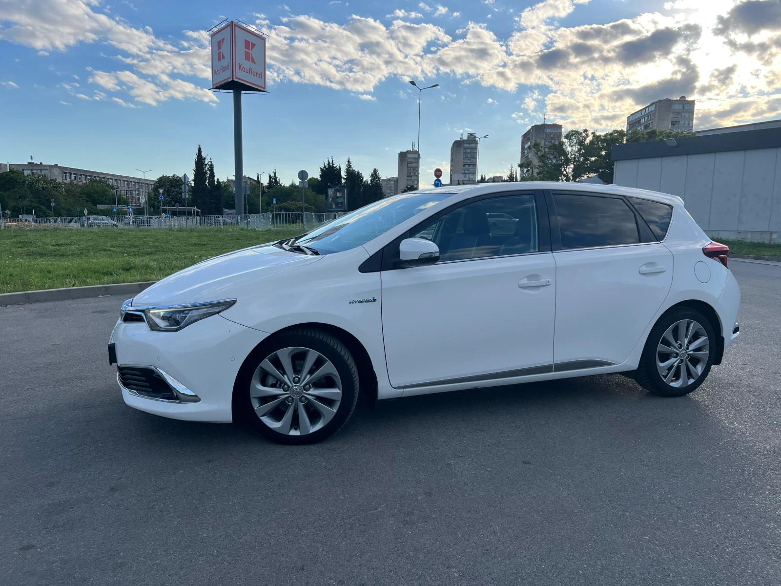 Toyota Auris Hybrid Sol Extra, снимка 4 - Автомобили и джипове - 54555816