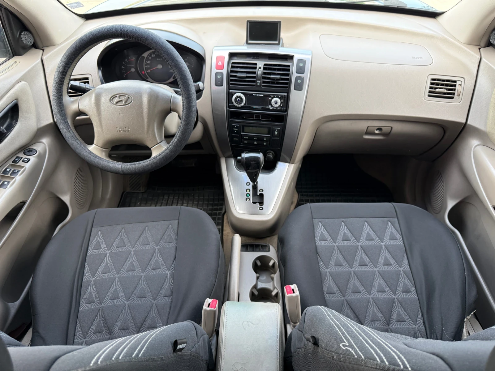 Hyundai Tucson 2.0 CRDi / 4X4 / AVTOMAT / KOJA / CAMERA/ ОБСЛУЖЕН, снимка 8 - Автомобили и джипове - 54869760