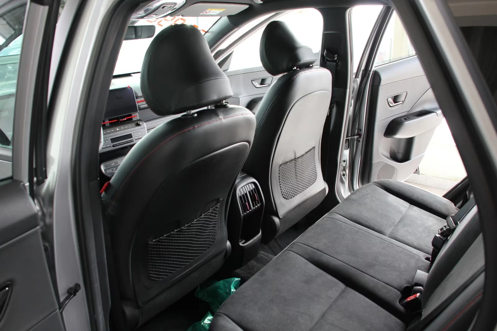 Hyundai Kona НОВ!T-GDi/101HP/N-LINE/360/NAVI/CPLAY/KLESS/425q, снимка 15 - Автомобили и джипове - 54959053