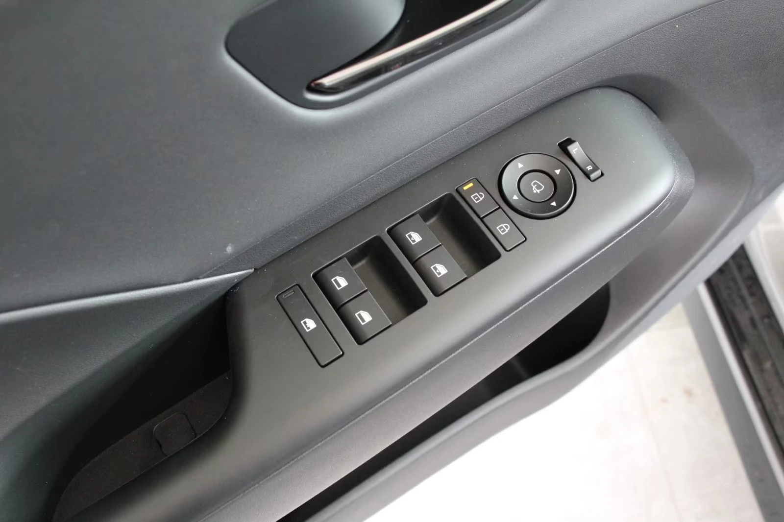 Hyundai Kona НОВ!T-GDi/101HP/N-LINE/360/NAVI/CPLAY/KLESS/425q, снимка 13 - Автомобили и джипове - 54959053