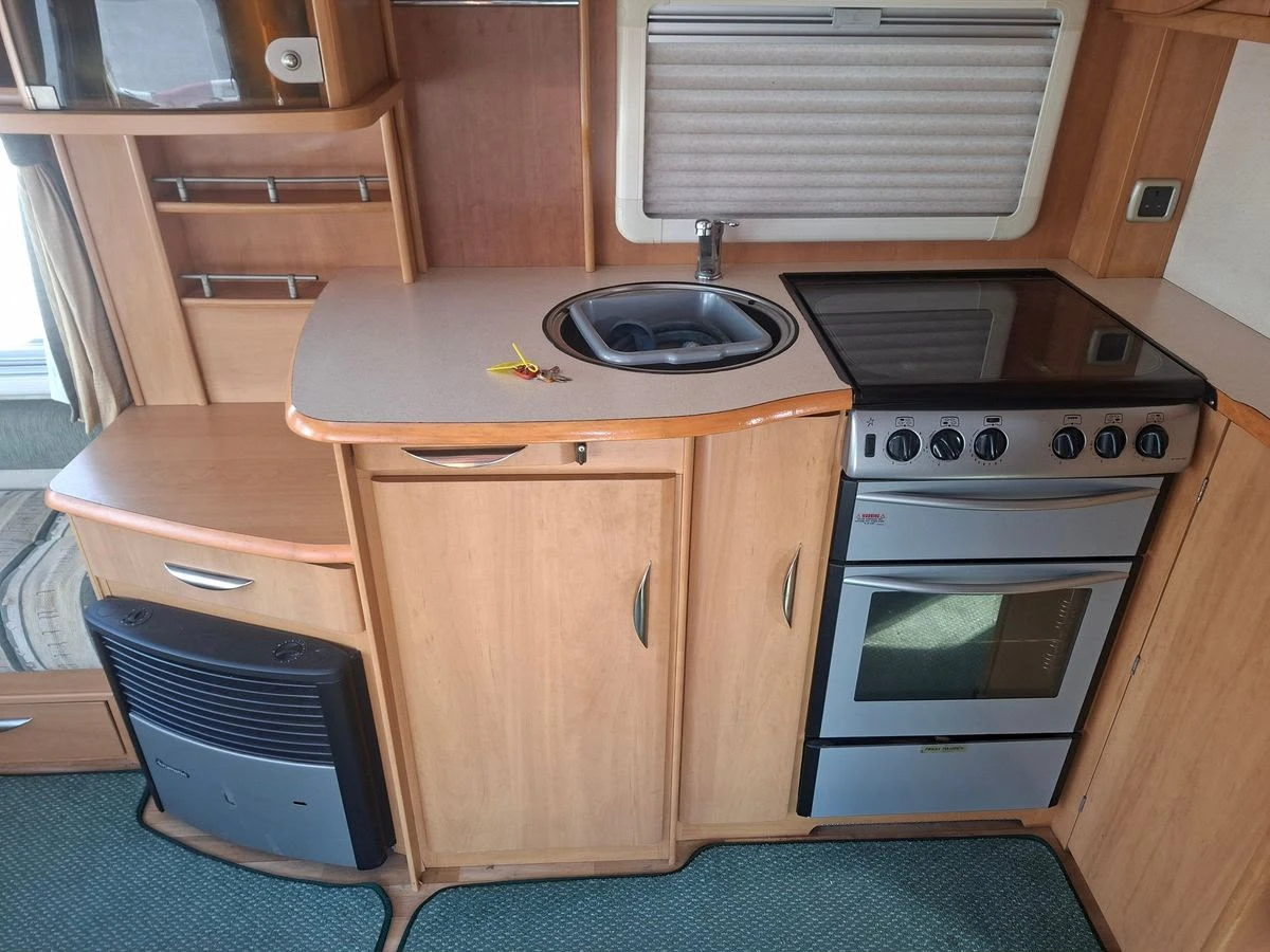 Каравана Swift 630 LUX, снимка 8 - Каравани и кемпери - 56076304