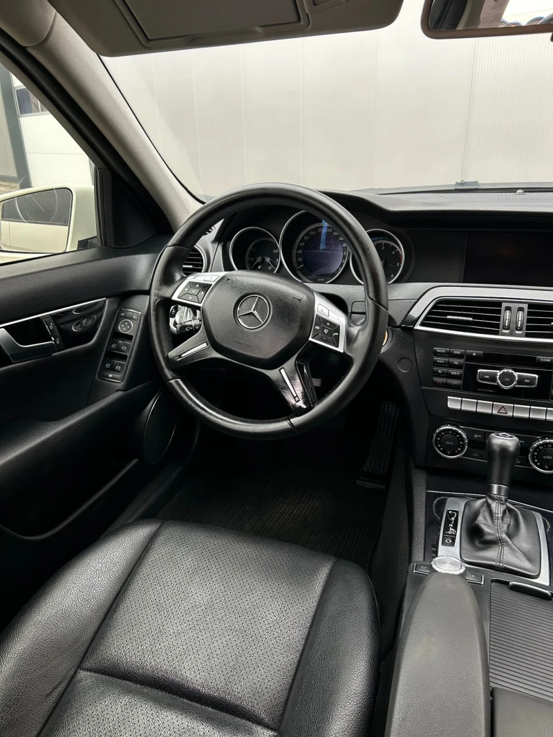 Mercedes-Benz C 220 Топ състояние, снимка 11 - Автомобили и джипове - 48471846