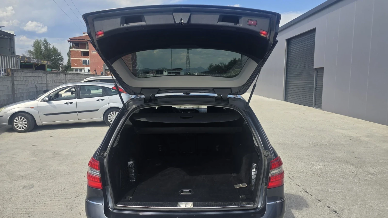Mercedes-Benz E 220, снимка 16 - Автомобили и джипове - 56041734