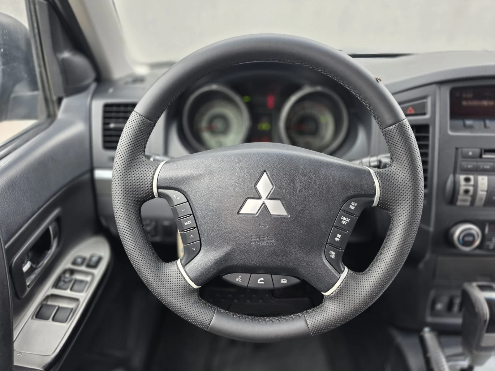 Mitsubishi Pajero 3.2 DI-DC, снимка 12 - Автомобили и джипове - 54909235