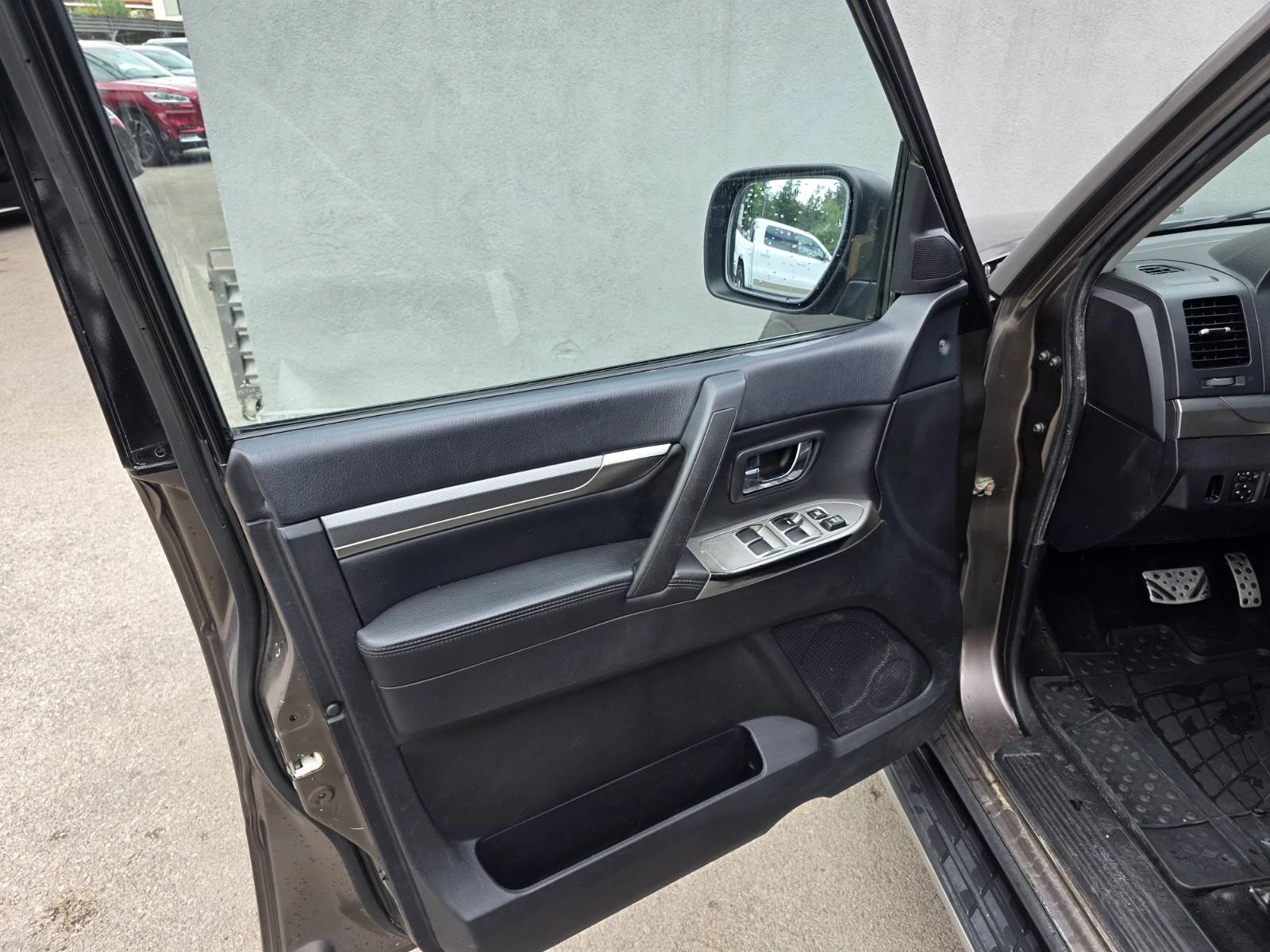 Mitsubishi Pajero 3.2 DI-DC, снимка 8 - Автомобили и джипове - 54909235