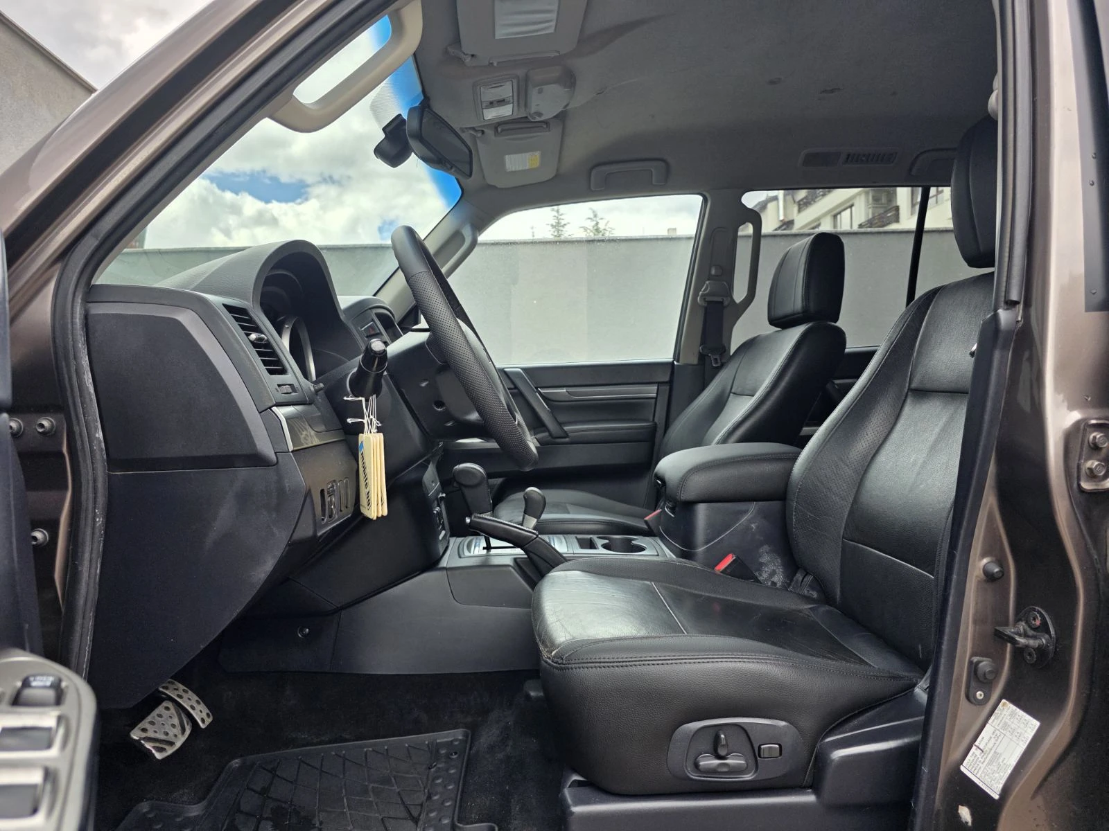 Mitsubishi Pajero 3.2 DI-DC, снимка 9 - Автомобили и джипове - 54909235
