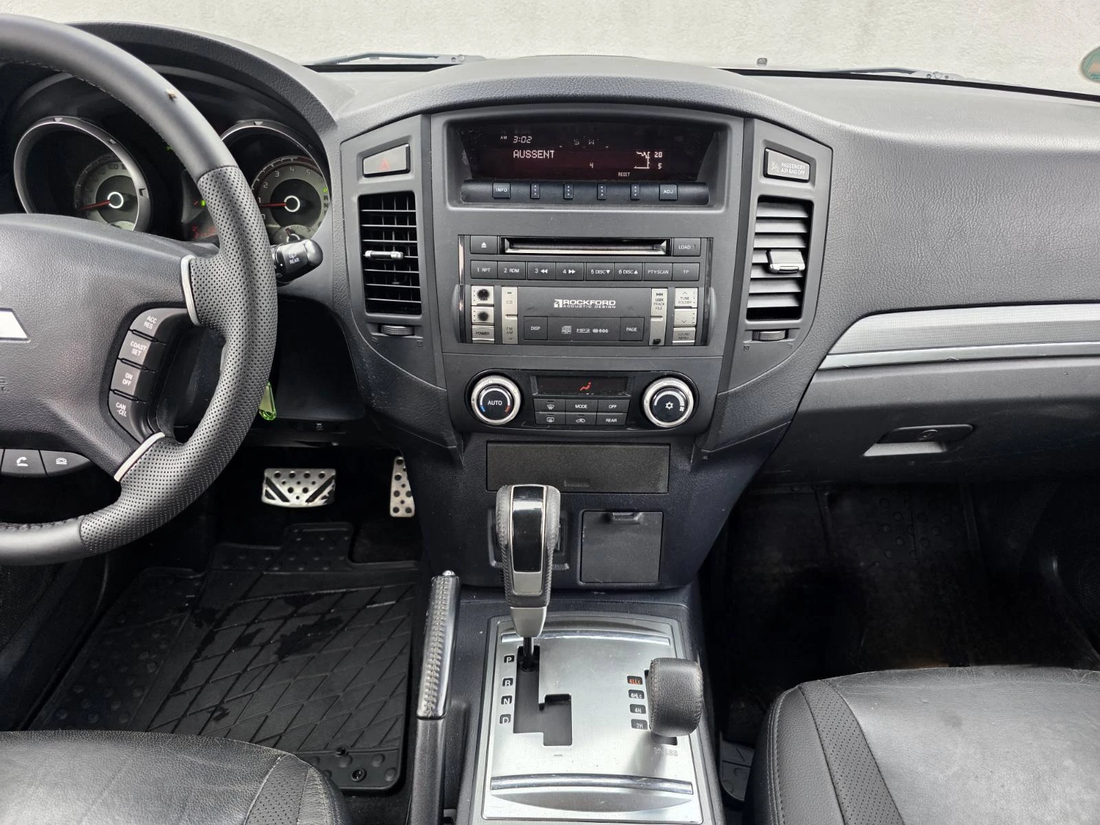 Mitsubishi Pajero 3.2 DI-DC, снимка 14 - Автомобили и джипове - 54909235