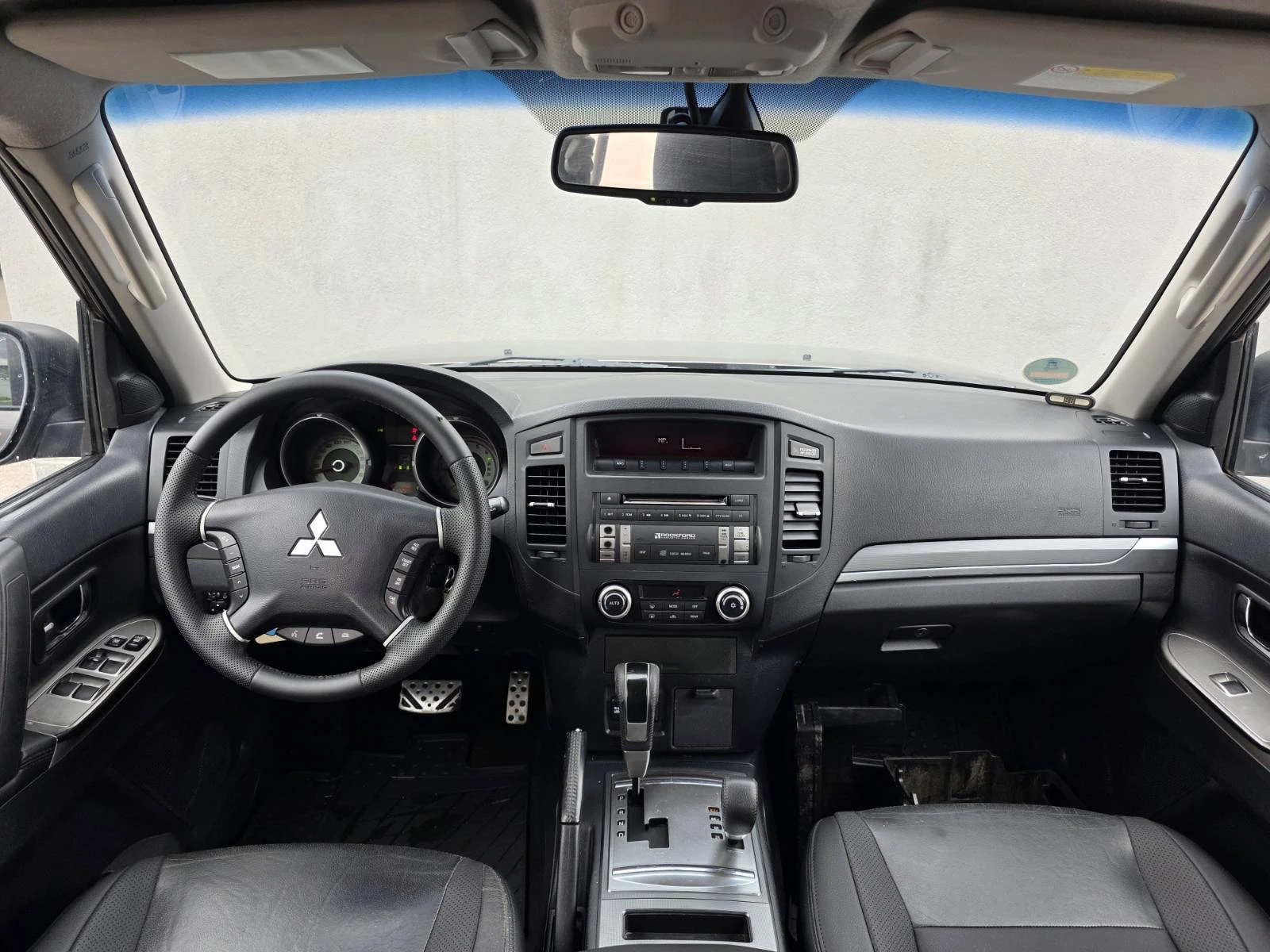 Mitsubishi Pajero 3.2 DI-DC, снимка 11 - Автомобили и джипове - 54909235