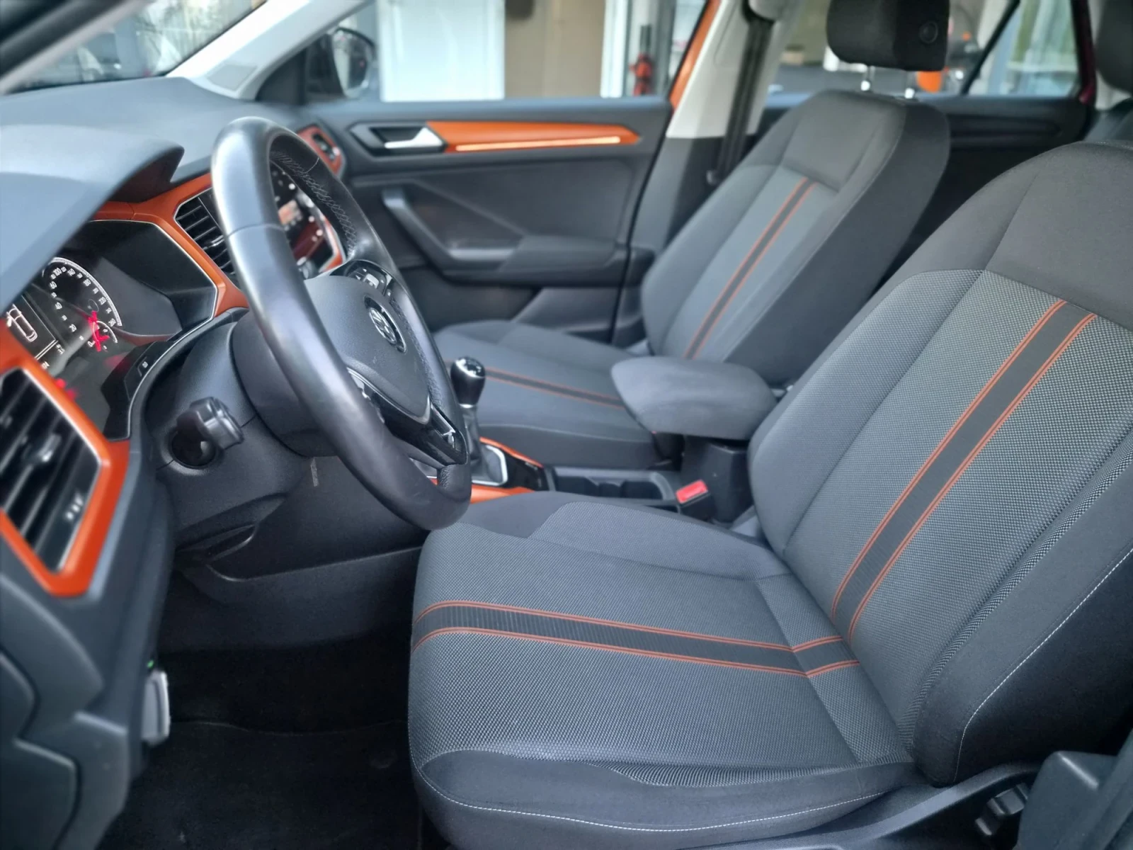 VW T-Roc 1.6TDI , снимка 8 - Автомобили и джипове - 56230384