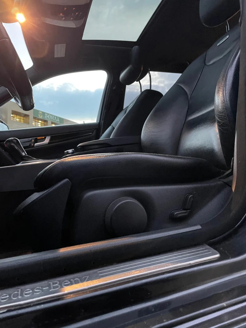 Mercedes-Benz C 250 ///AMG Line///DISTRONIC///biXENON///Harman-Kardon, снимка 11 - Автомобили и джипове - 52406540