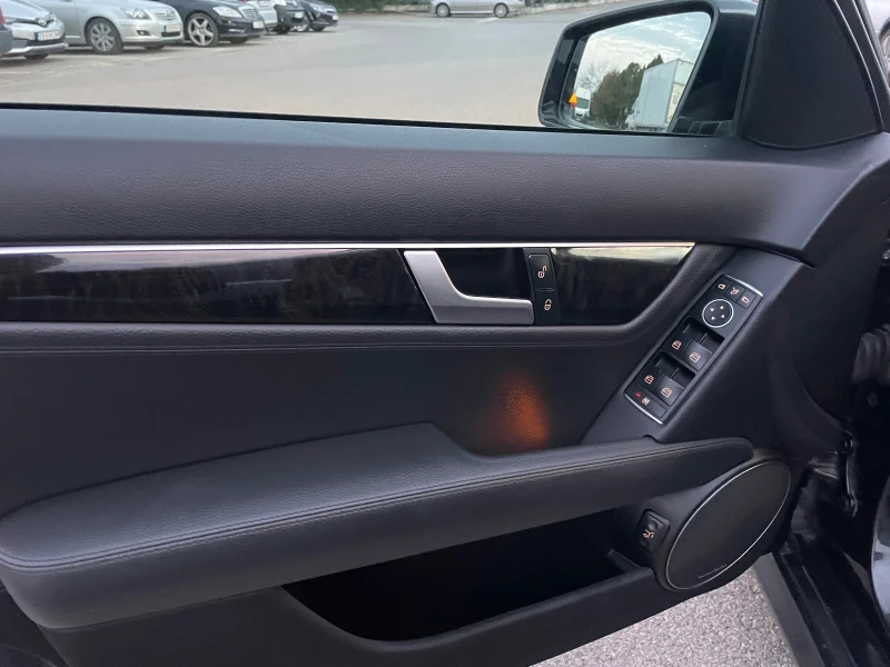 Mercedes-Benz C 250 ///AMG Line///DISTRONIC///biXENON///Harman-Kardon, снимка 10 - Автомобили и джипове - 52406540