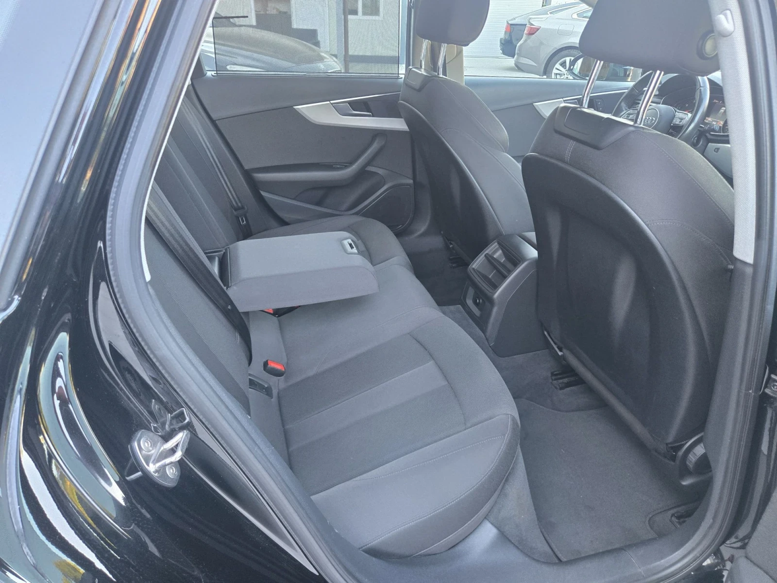 Audi A4 2, 0 дизел милд хибрид, снимка 11 - Автомобили и джипове - 56011594