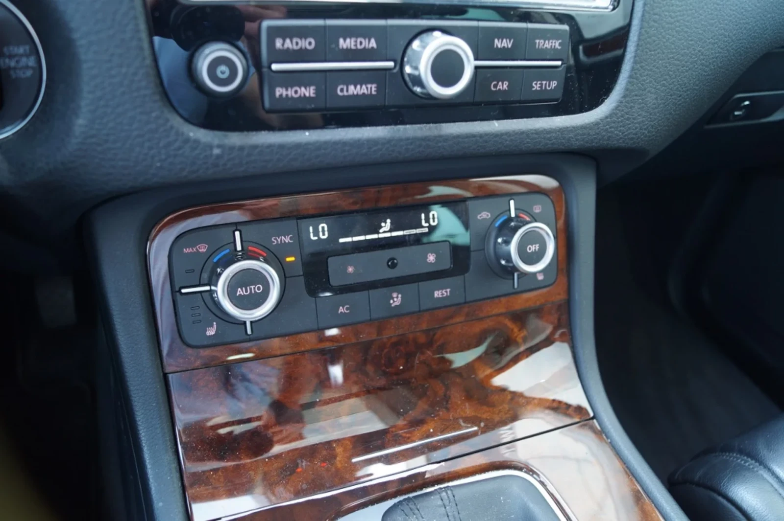 VW Touareg 3.0 TDI/HIGHLINE/AIR/4M/PANO, снимка 12 - Автомобили и джипове - 53775261