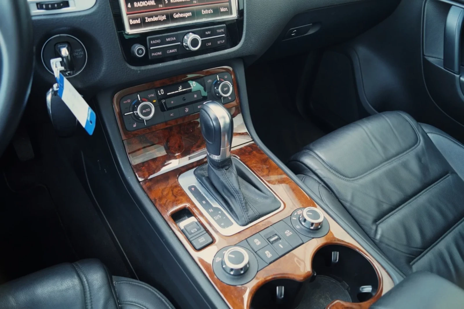 VW Touareg 3.0 TDI/HIGHLINE/AIR/4M/PANO, снимка 13 - Автомобили и джипове - 53775261