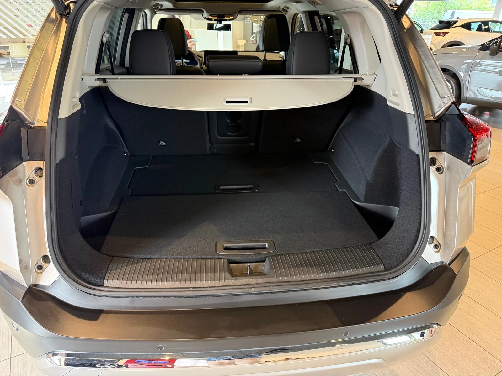 Nissan X-trail e-Power Hybrid, снимка 12 - Автомобили и джипове - 54253693