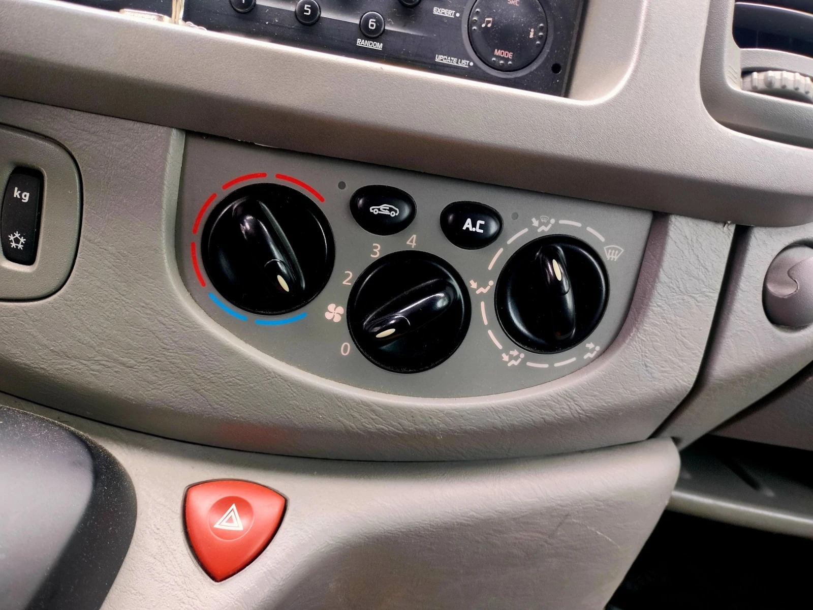 Renault Trafic Автоматик 2.5 DCI Long, снимка 8 - Бусове и автобуси - 55350344