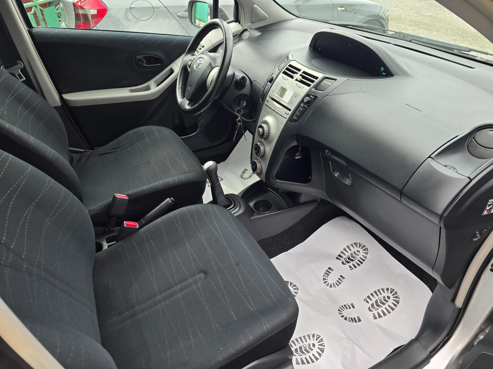 Toyota Yaris 1.3i-Luna , снимка 9 - Автомобили и джипове - 54031858