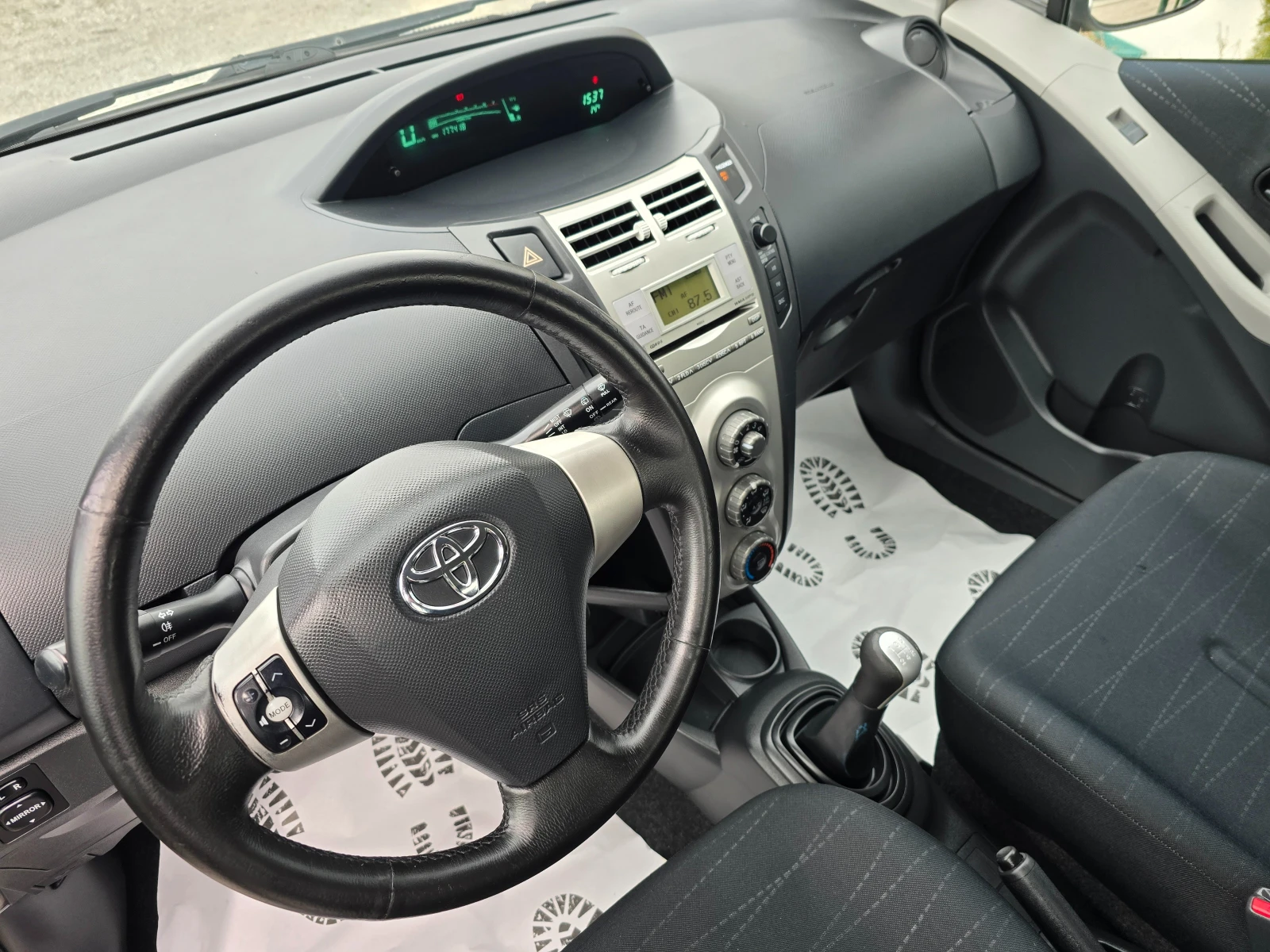 Toyota Yaris 1.3i-Luna , снимка 7 - Автомобили и джипове - 54031858