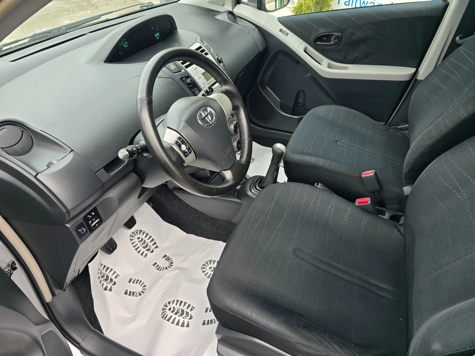 Toyota Yaris 1.3i-Luna , снимка 6 - Автомобили и джипове - 54031858