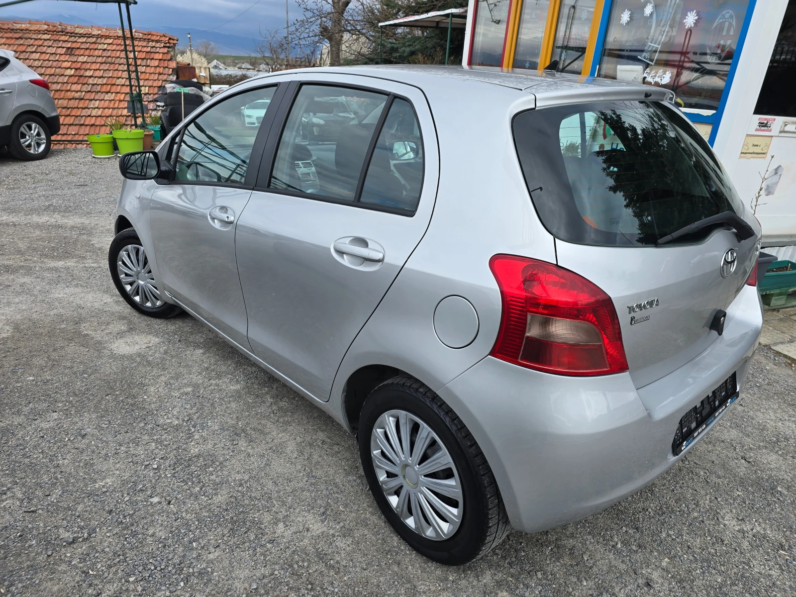 Toyota Yaris 1.3i-Luna , снимка 4 - Автомобили и джипове - 54031858
