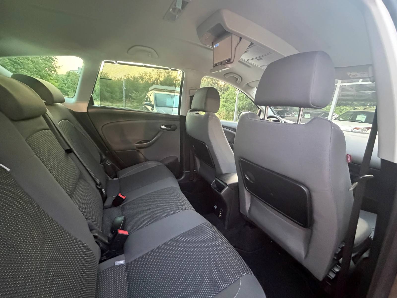 Seat Altea XL 1.6TDi АВТОМАТИК, снимка 11 - Автомобили и джипове - 55098616