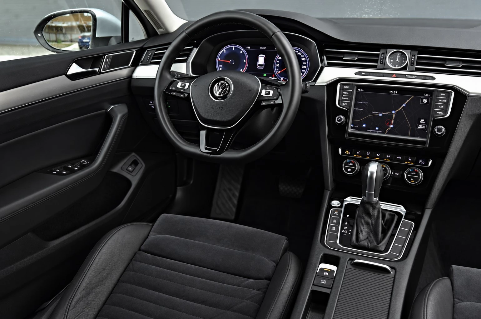 VW Passat 240hp 4 MOTION //ПОДГРЕВ/-ДИГИТАЛ/, снимка 12 - Автомобили и джипове - 56275913