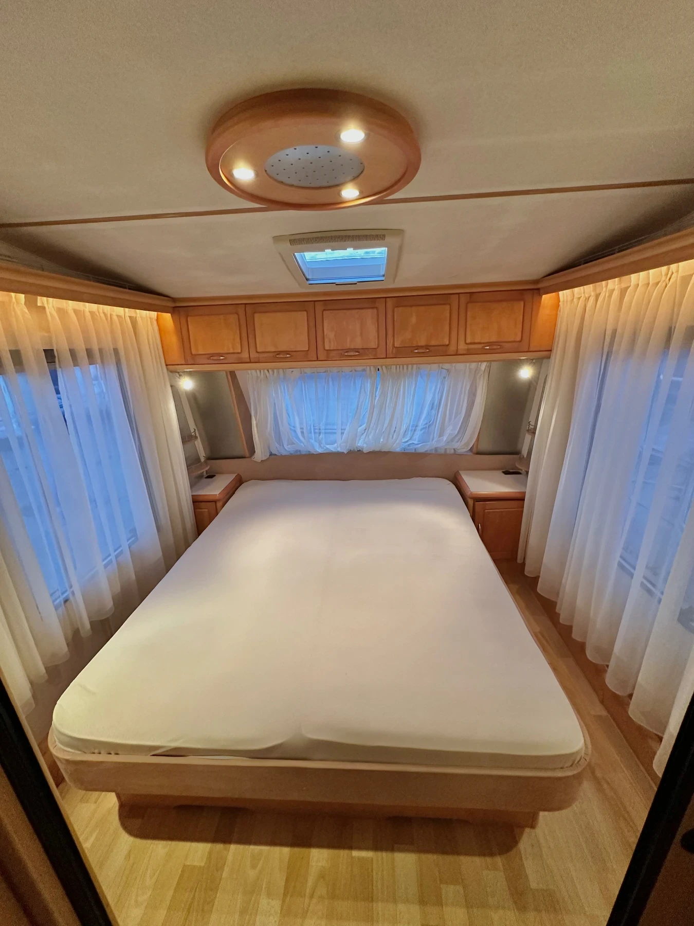 Каравана Hobby Prestige 720 / НОВ ВНОС/ СПАЛНЯ / БАНЯ И WC / РЕГ., снимка 12 - Каравани и кемпери - 53750792