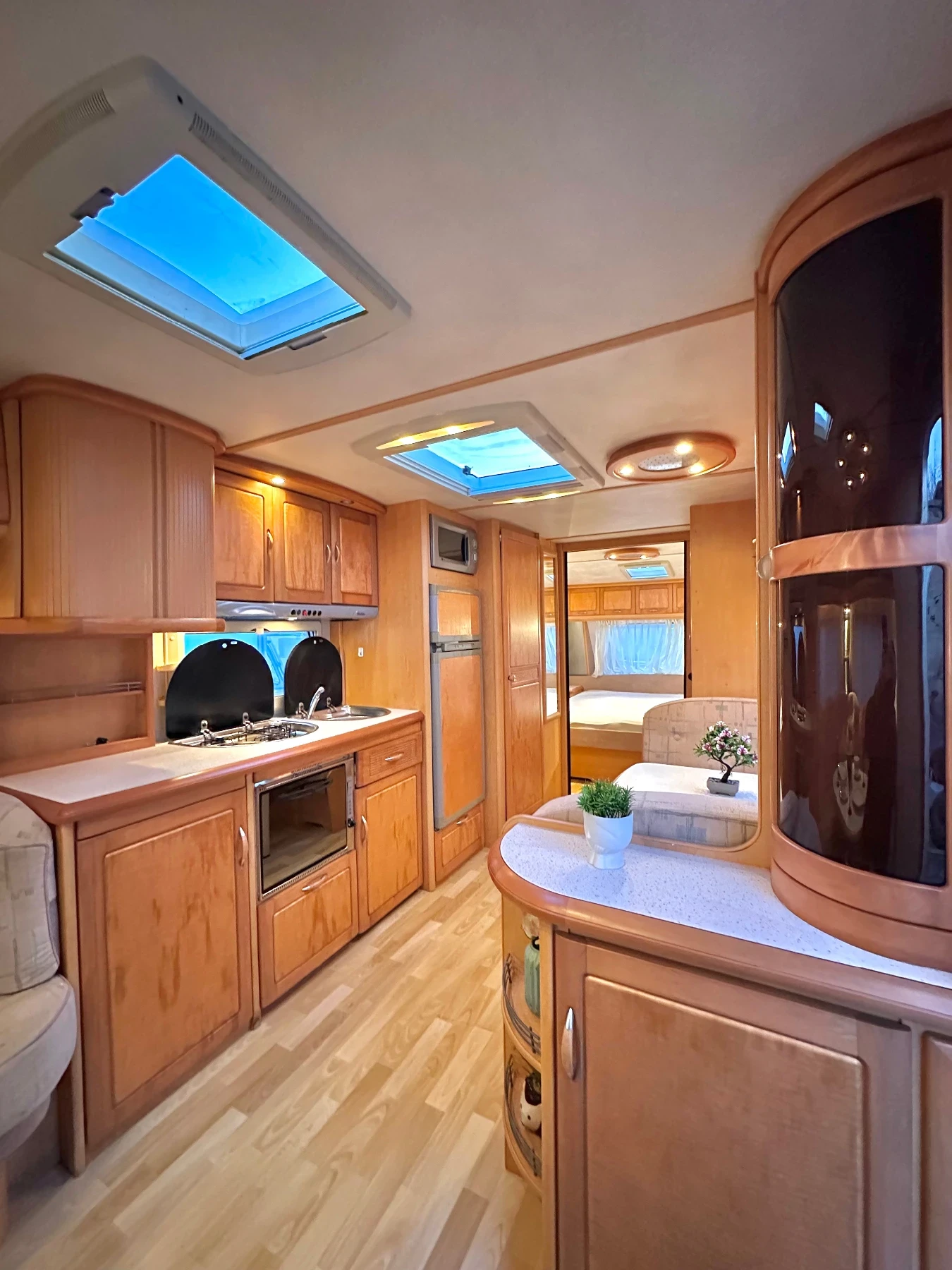 Каравана Hobby Prestige 720 / НОВ ВНОС/ СПАЛНЯ / БАНЯ И WC / РЕГ., снимка 9 - Каравани и кемпери - 53750792