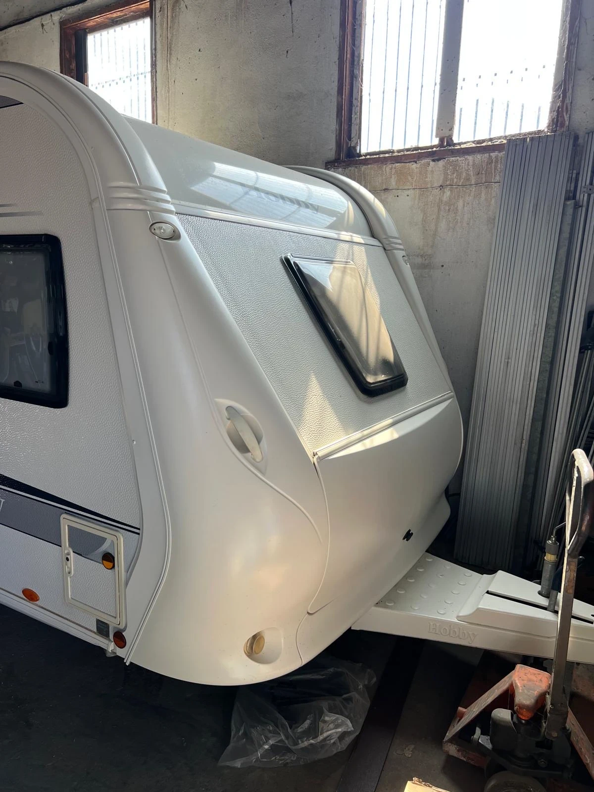 Каравана Hobby De luxe 400 SFe , снимка 3 - Каравани и кемпери - 55981608