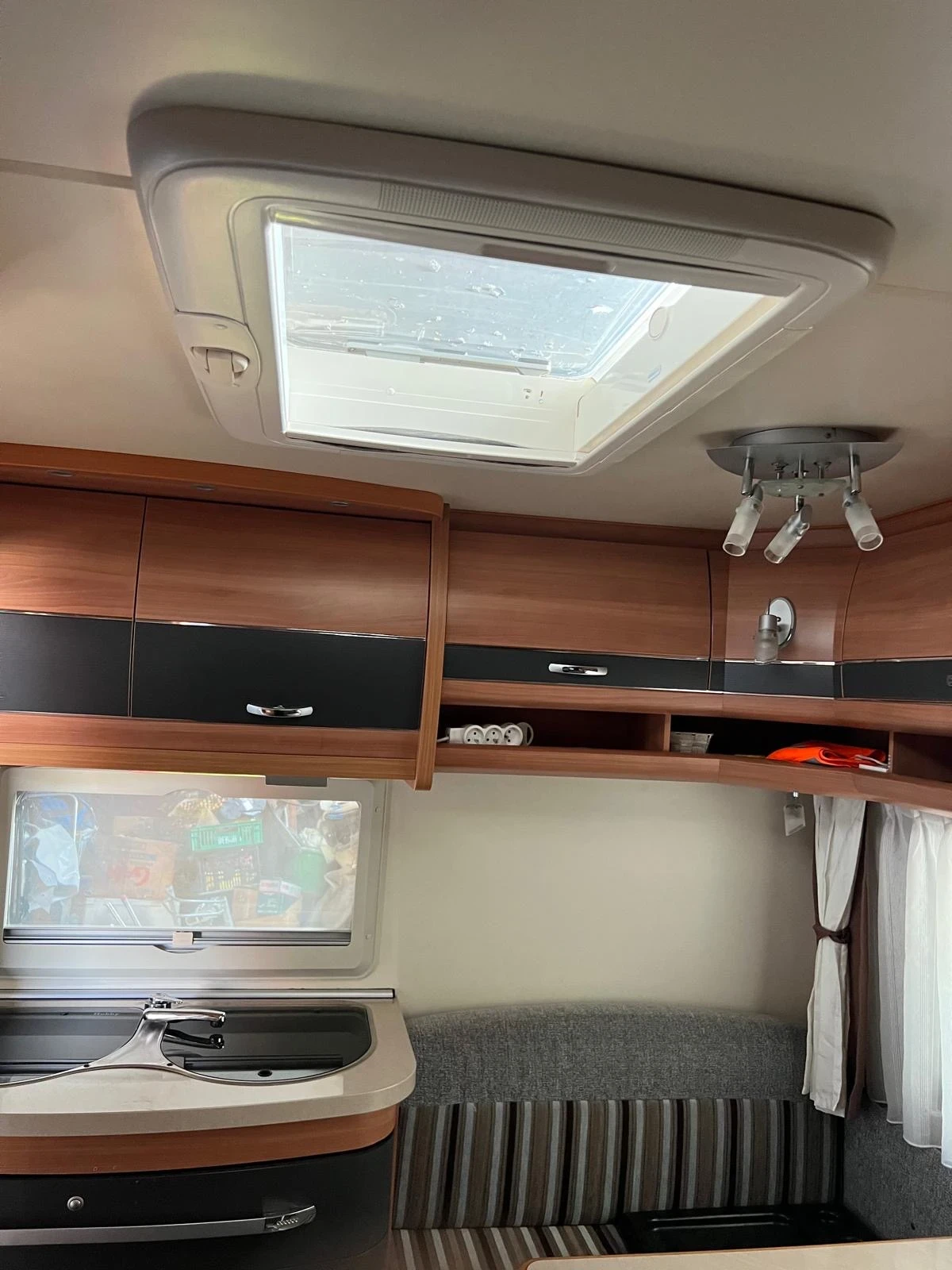 Каравана Hobby De luxe 400 SFe , снимка 8 - Каравани и кемпери - 55981608