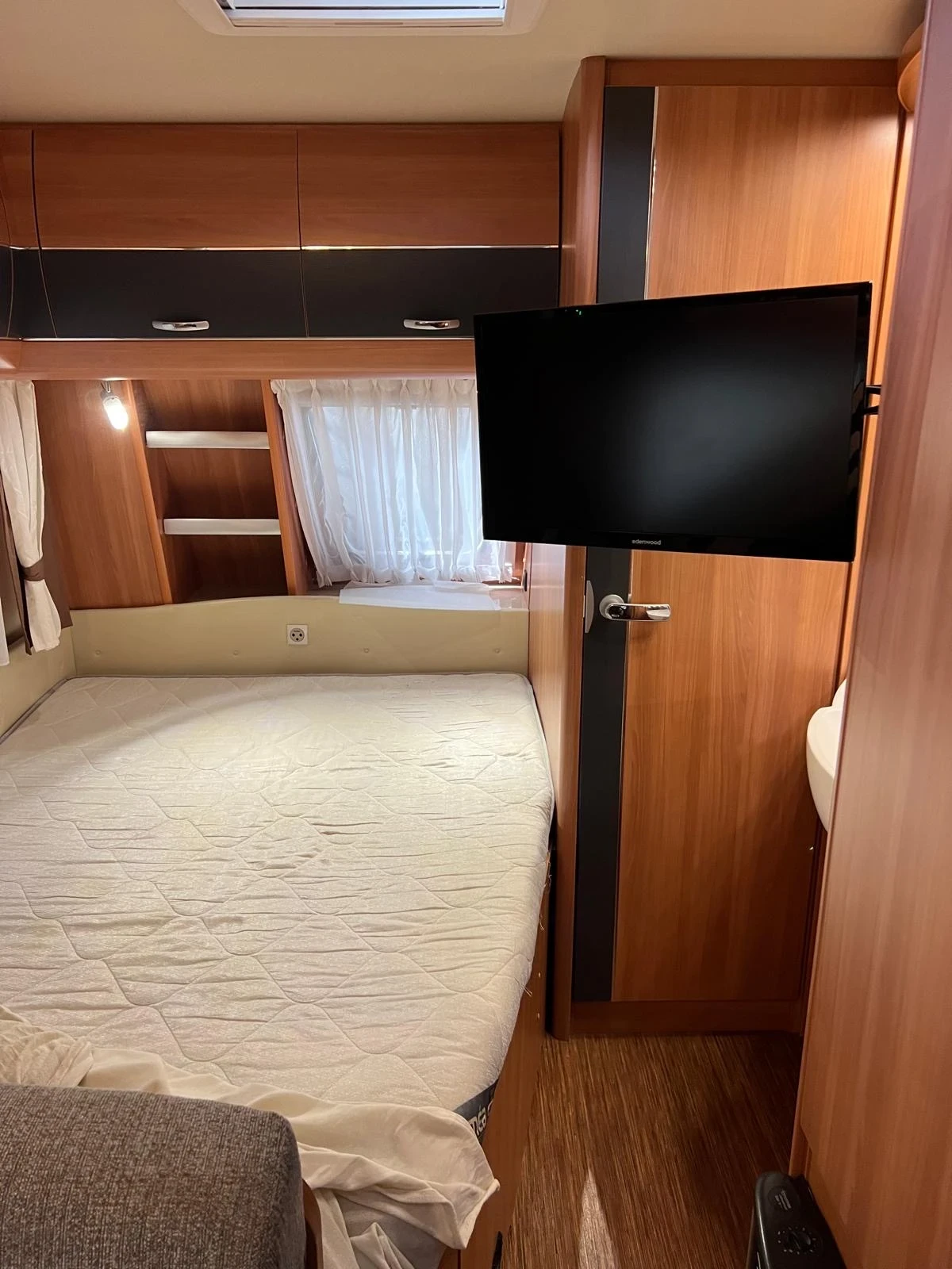 Каравана Hobby De luxe 400 SFe , снимка 14 - Каравани и кемпери - 55981608