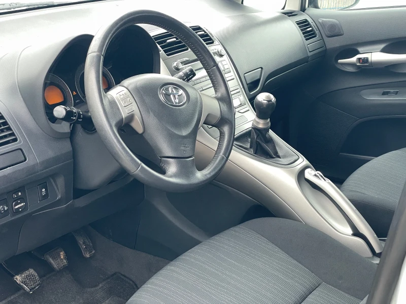 Toyota Auris 1.4 97к.с, снимка 7 - Автомобили и джипове - 49281580