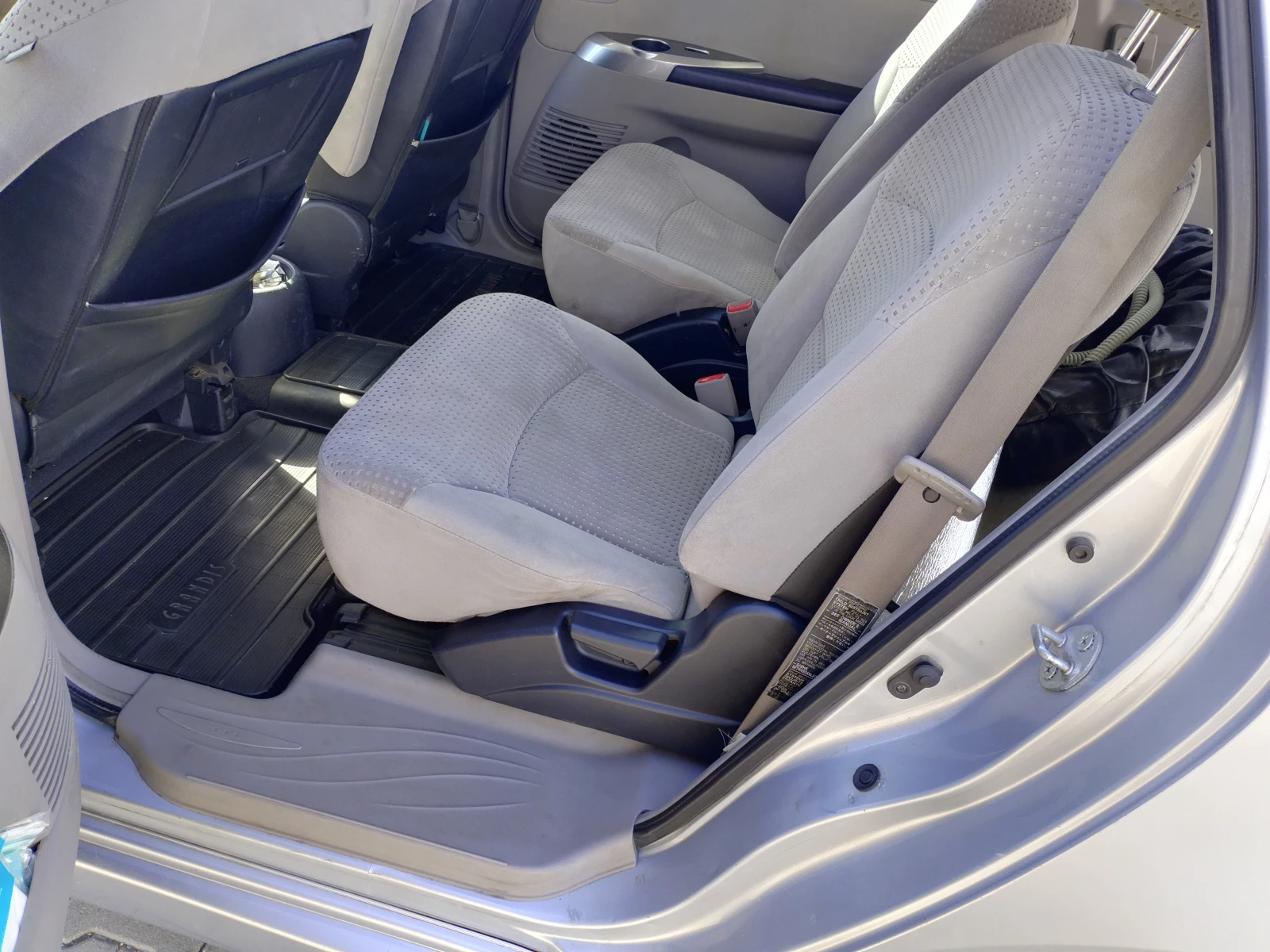 Mitsubishi Grandis  - изображение 7